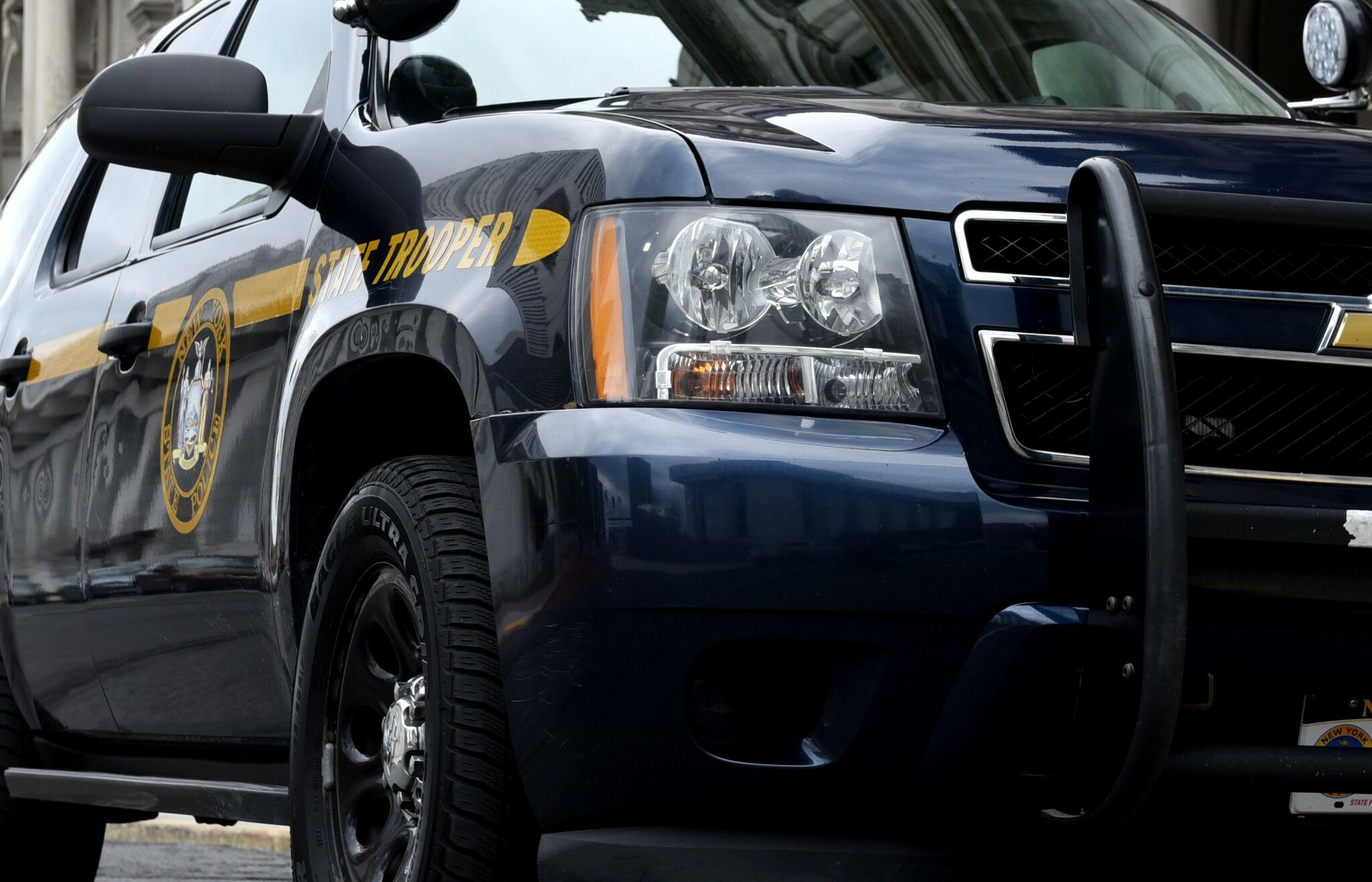 Why do police officers looking for speeders face oncoming traffic? - Vimarsana News
