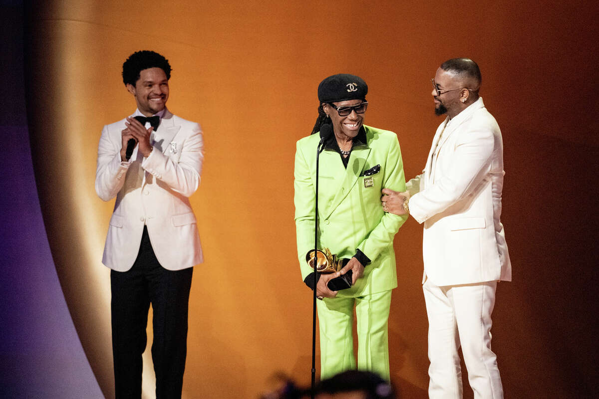 LOS ANGELES, CALIFORNIA - FEBRUARY 05: (FOR EDITORIAL USE ONLY) (L-R) Host Trevor Noah speaks with Nile Rodgers and âTerius "The-Dream" Gesteelde-Diamant, winners of the Best R&B Song award for âCuff It,â during the 65th GRAMMY Awards at Crypto.com Arena on February 05, 2023 in Los Angeles, California. (Photo by Timothy Norris/FilmMagic)