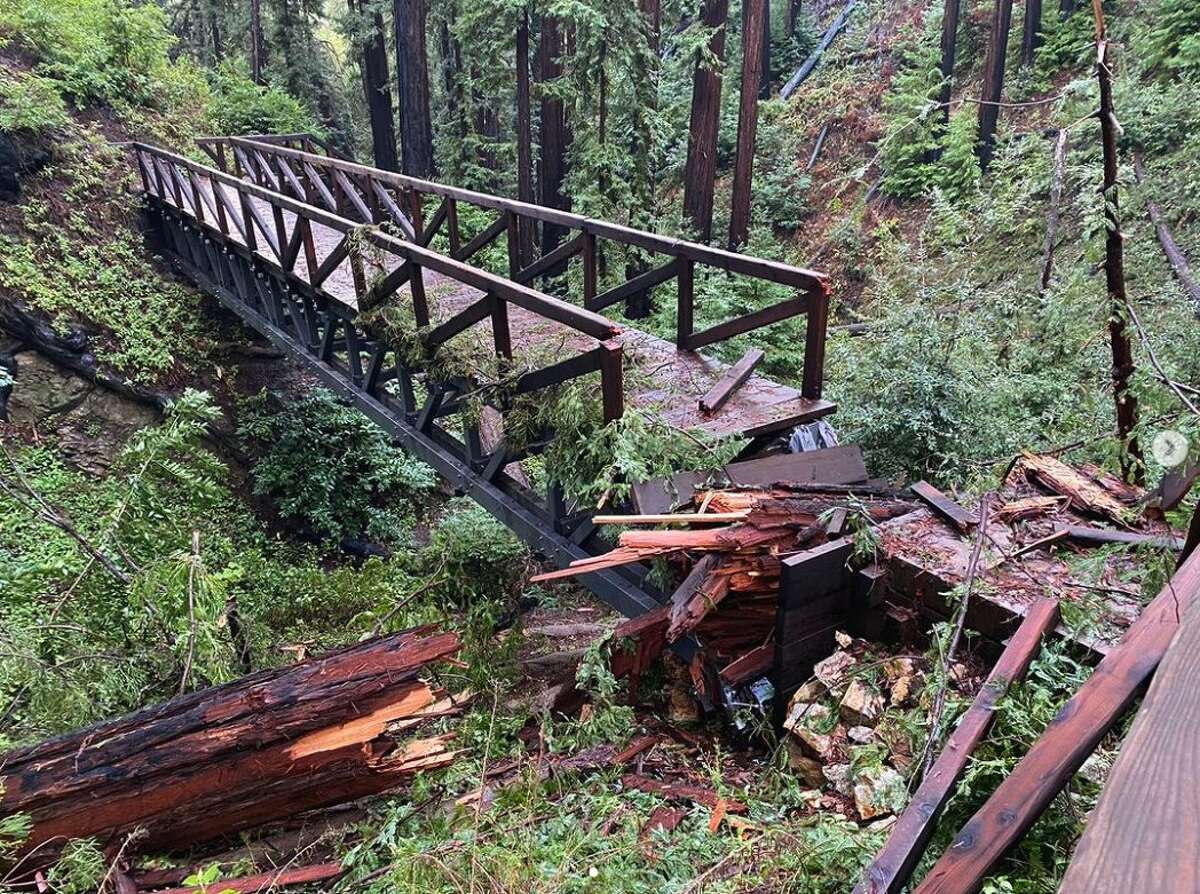 在今年的风暴中，菲佛大苏尔州立公园一条受欢迎的徒步小径上的一座人行天桥受损。这场风暴极大地缓解了加州的干旱，但也造成了重大破坏。