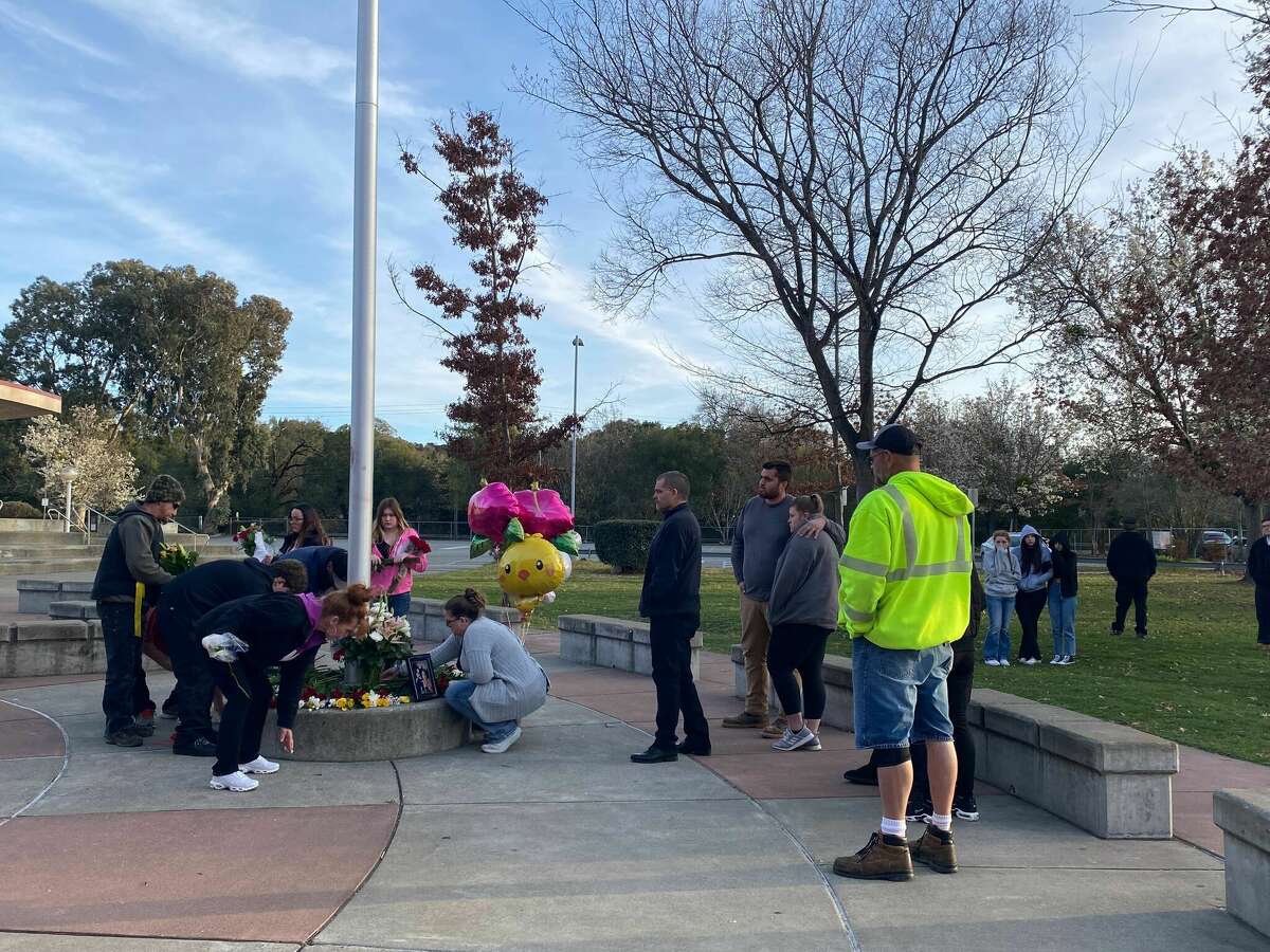 周三，一名学生在打架中丧生，家长们带着鲜花来到蒙哥马利高中。
