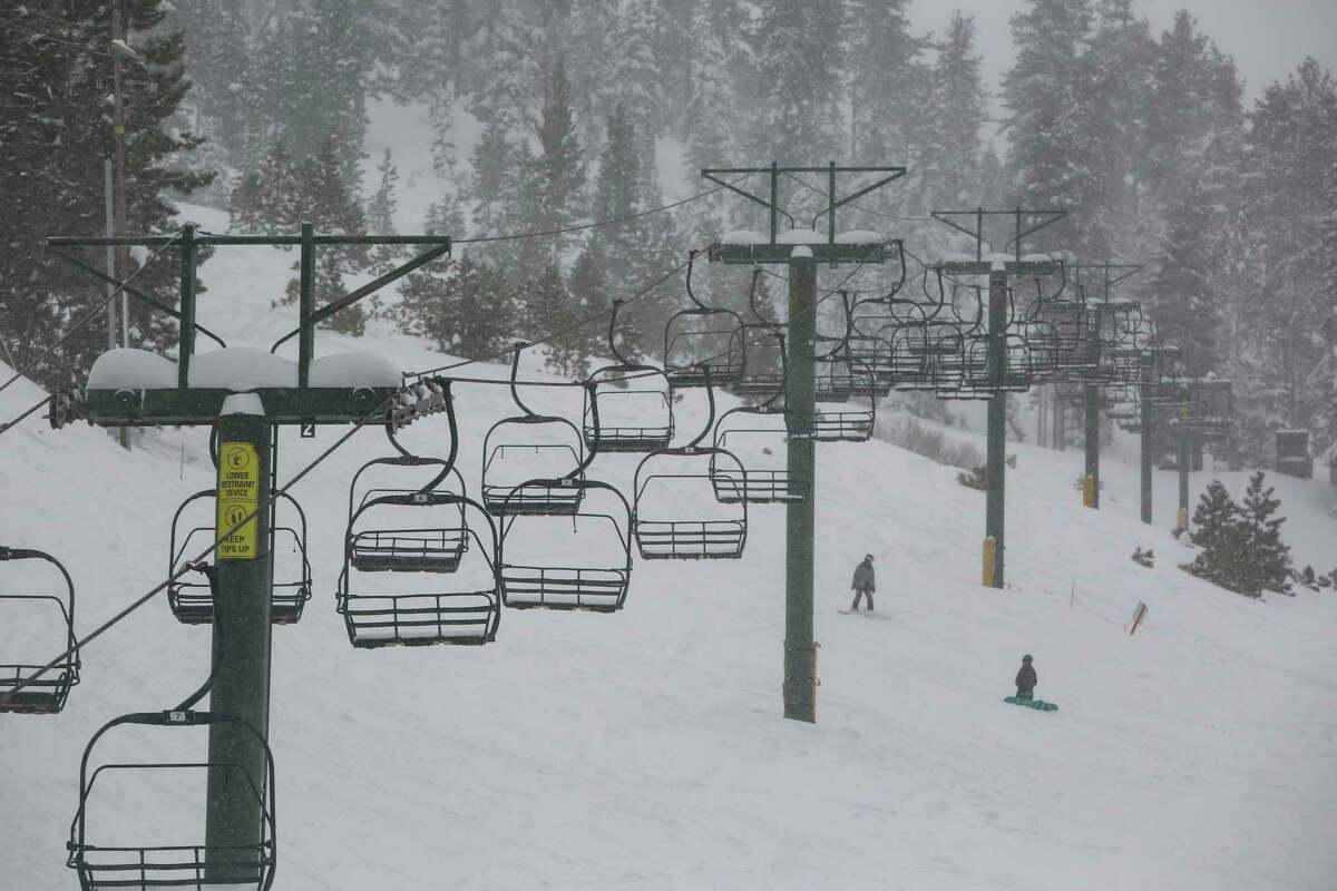 在南太浩湖的天山度假村，滑雪者和滑雪板选手在他们最后一次下山。Sierra地区的大雪过后，tahoe地区的滑雪场正准备迎接滑雪者的历史性涌入，滑雪季节可能会延长。