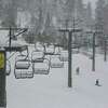 2023年2月28日星期二，在加利福尼亚州南太浩湖的天山度假村，升降机在下午关闭后，滑雪者和滑雪板运动员在最后一次下山。电梯于周二下午3点左右关闭。
