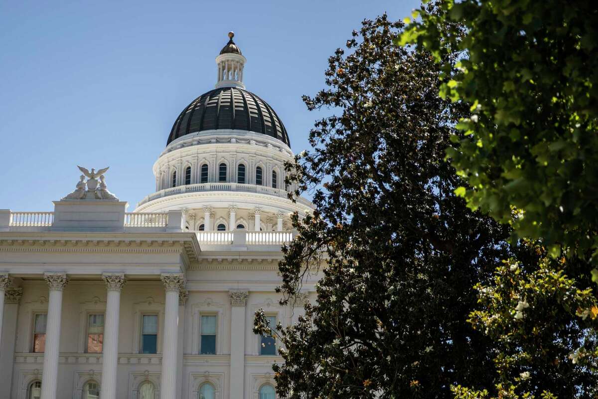加州官员表示，即使税收征收被推迟，该州仍有能力支付账单，但这可能会使预算更加困难。