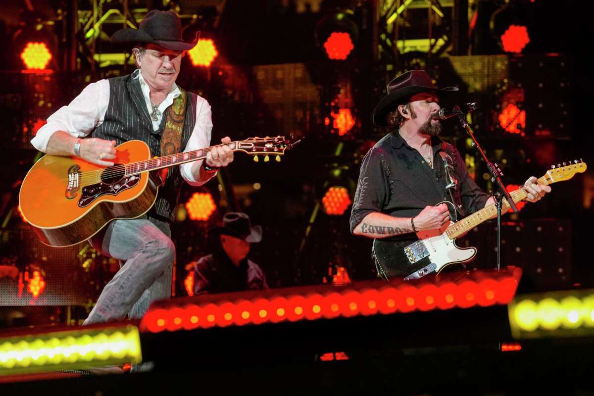 Brooks & Dunn sing 30+ years of hits at Houston Rodeo concert