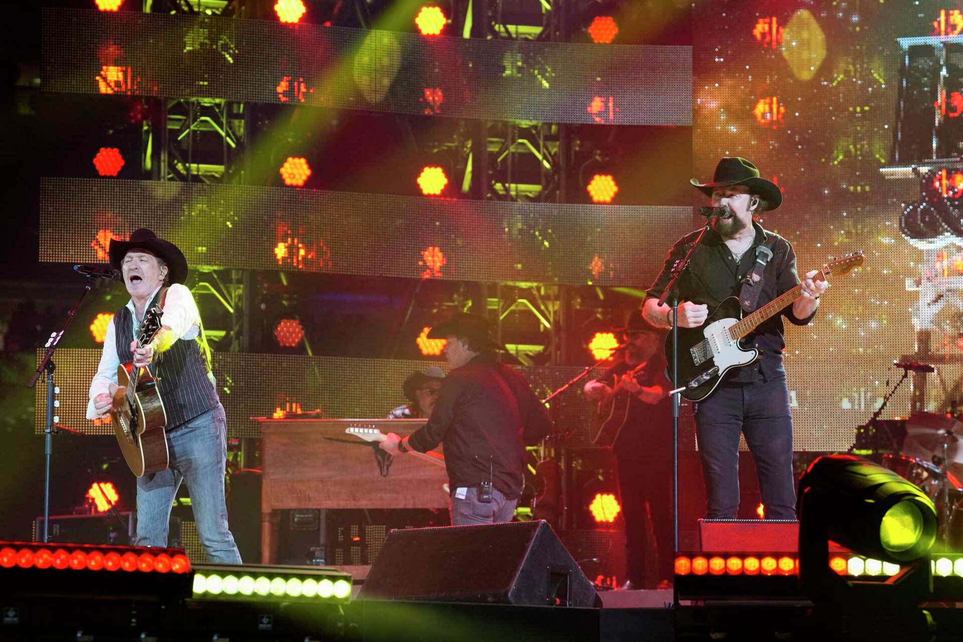 Brooks & Dunn sing 30+ years of hits at Houston Rodeo concert