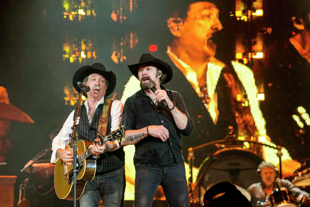 Brooks & Dunn sing 30+ years of hits at Houston Rodeo concert