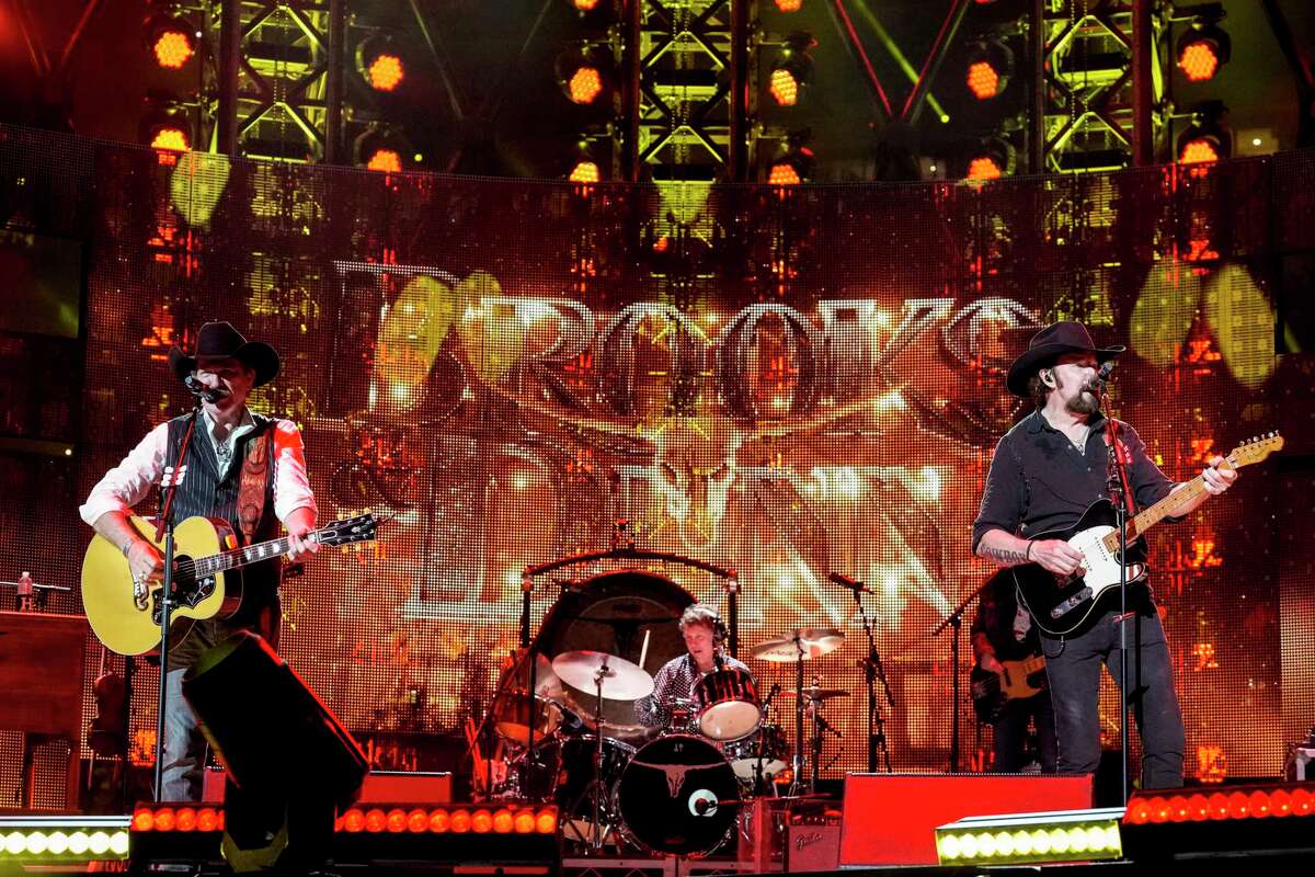 Brooks & Dunn sing 30+ years of hits at Houston Rodeo concert