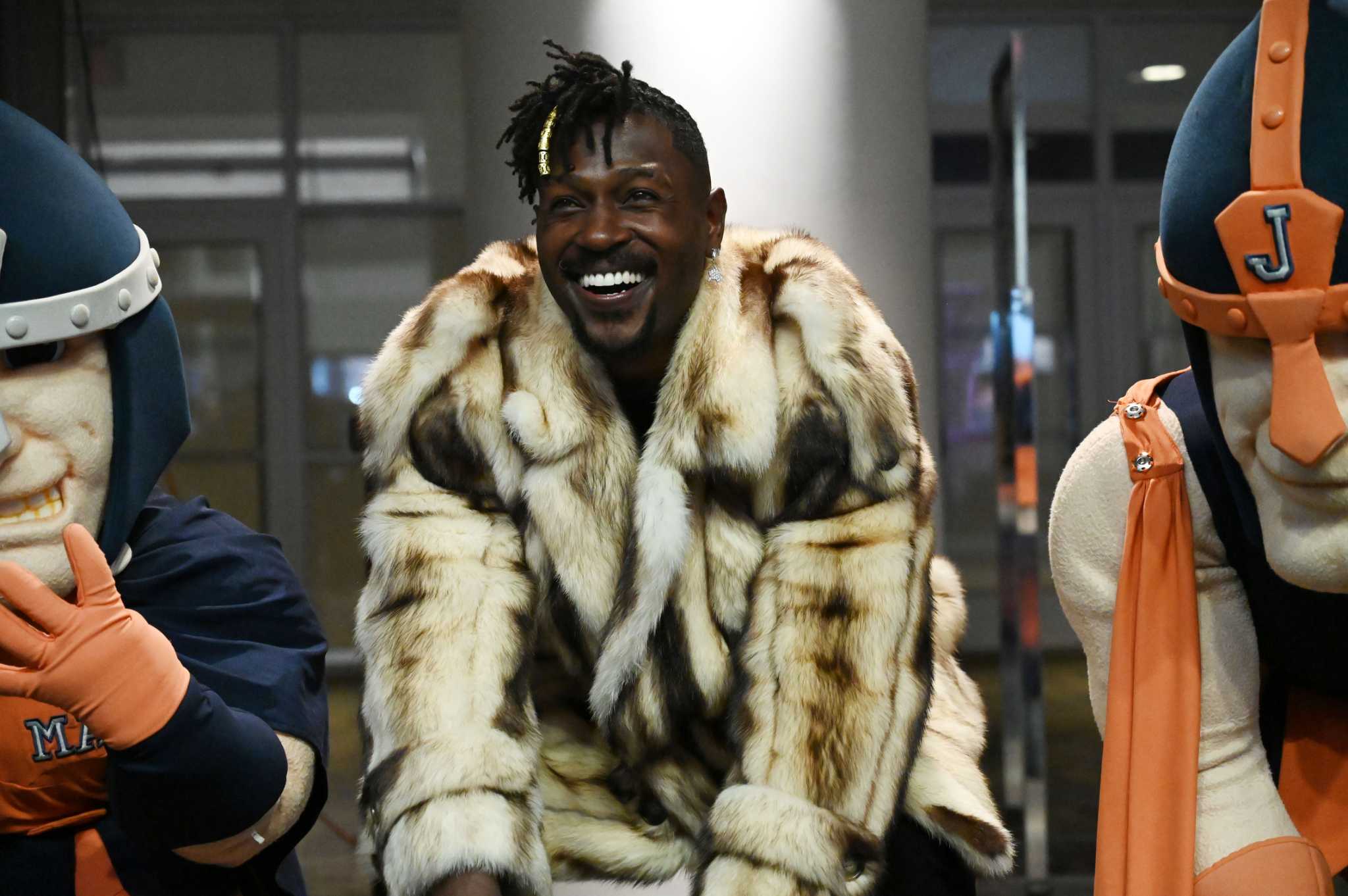 Antonio Brown Claims His Snapchat Was Hacked After Posting Graphic