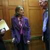 美国参议员Dianne Feinstein (D-California)(中)与参议员John Cornyn (R-Texas)(右)交谈，他们于2023年2月16日星期四在华盛顿特区登上美国国会大厦的电梯。参议院正在总统日休会前举行一周的最后一次投票。