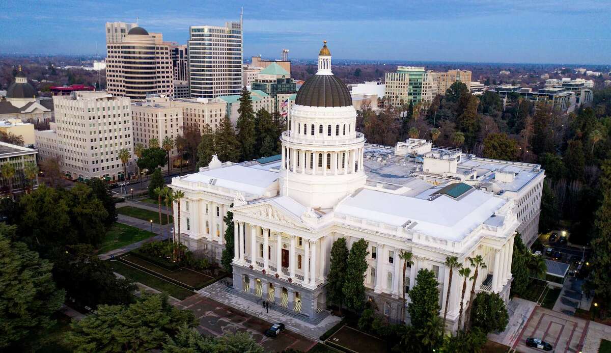 这是2021年1月6日星期三在加利福尼亚州萨克拉门托拍摄的加利福尼亚州议会大厦。
