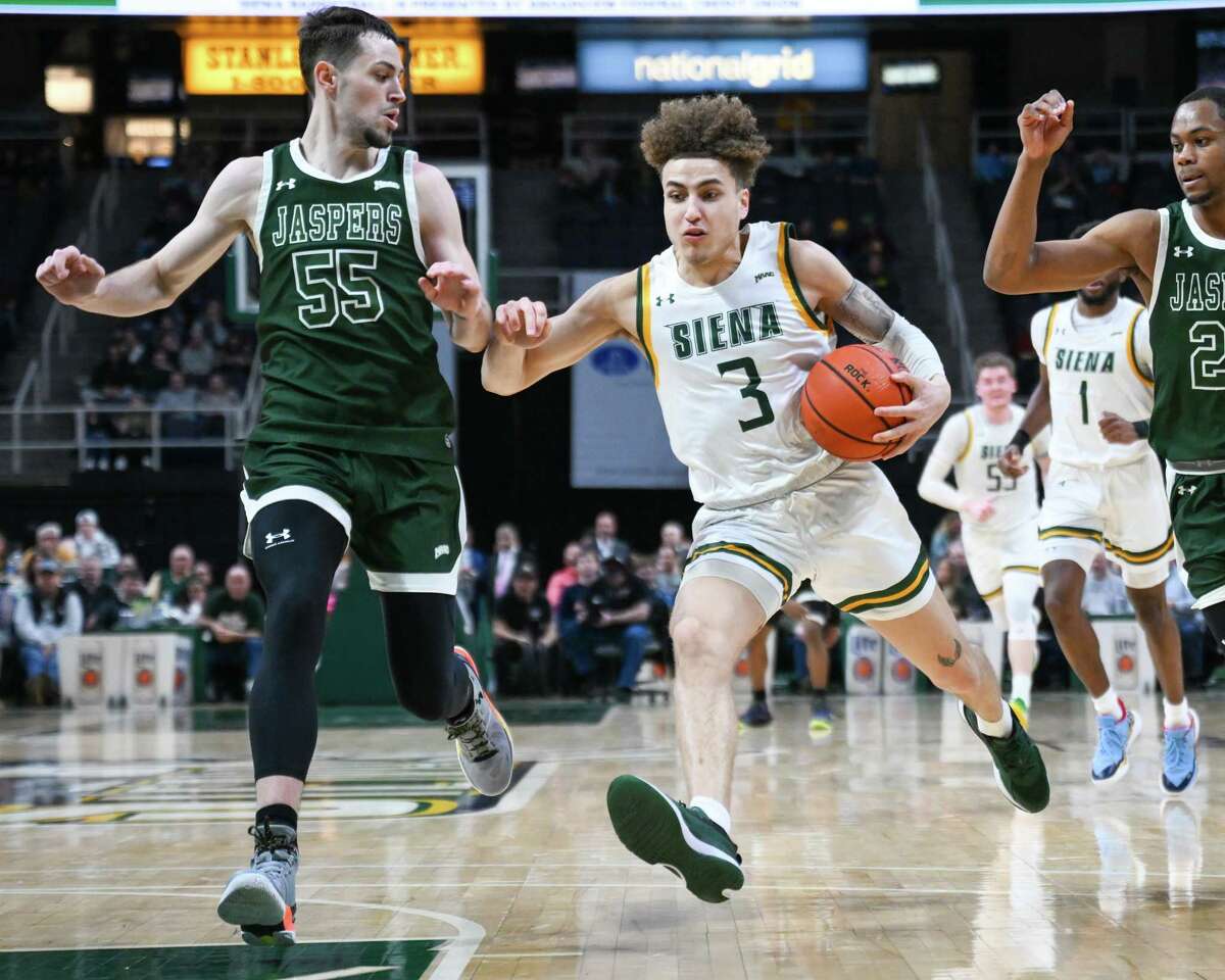 Siena freshman Michael Eley, shown on Thursday against Manhattan, had 11 points on Saturday in a 73-72 overtime loss at Saint Peter's to end the regular season.