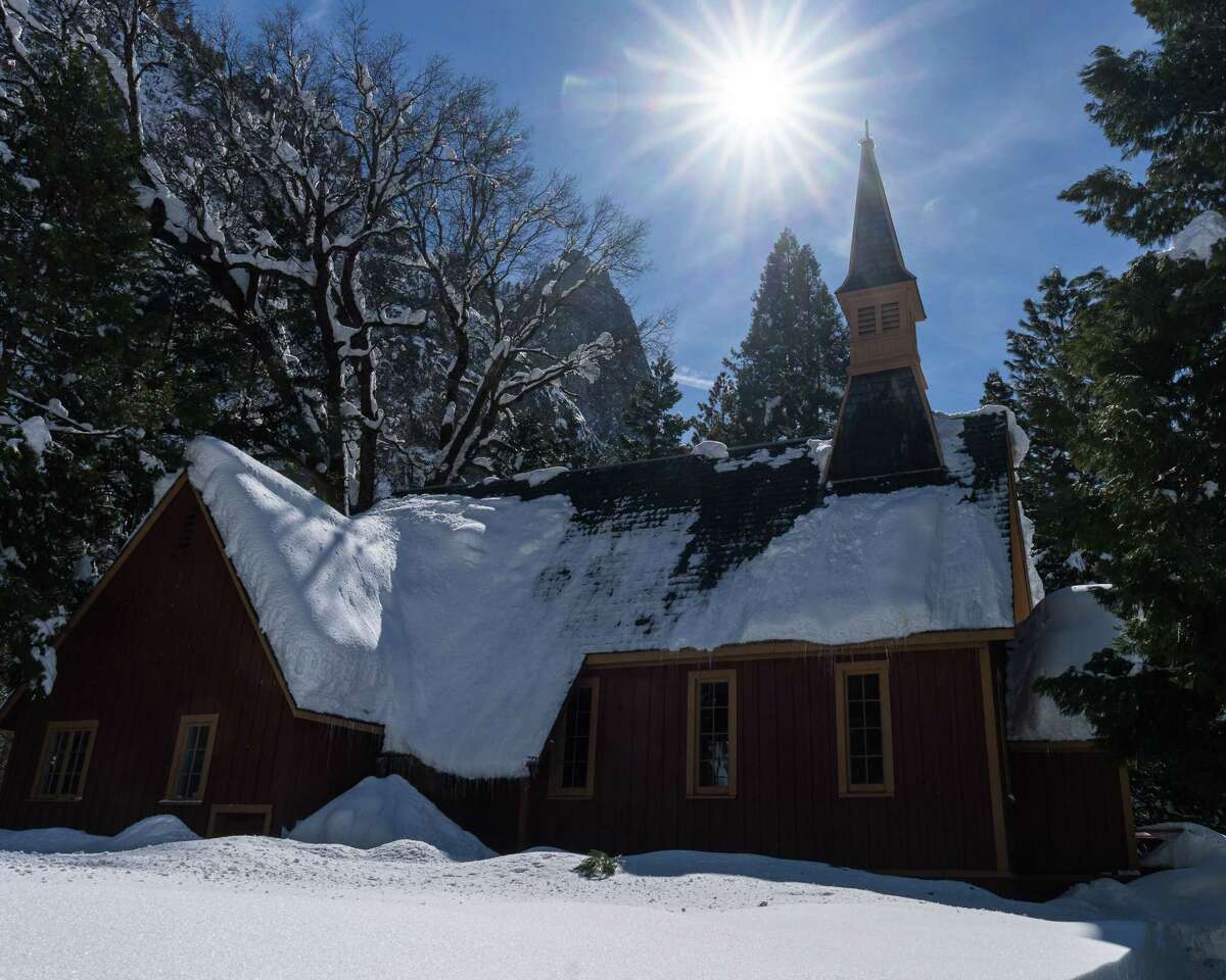 3月2日，约塞米蒂教堂被大雪覆盖。