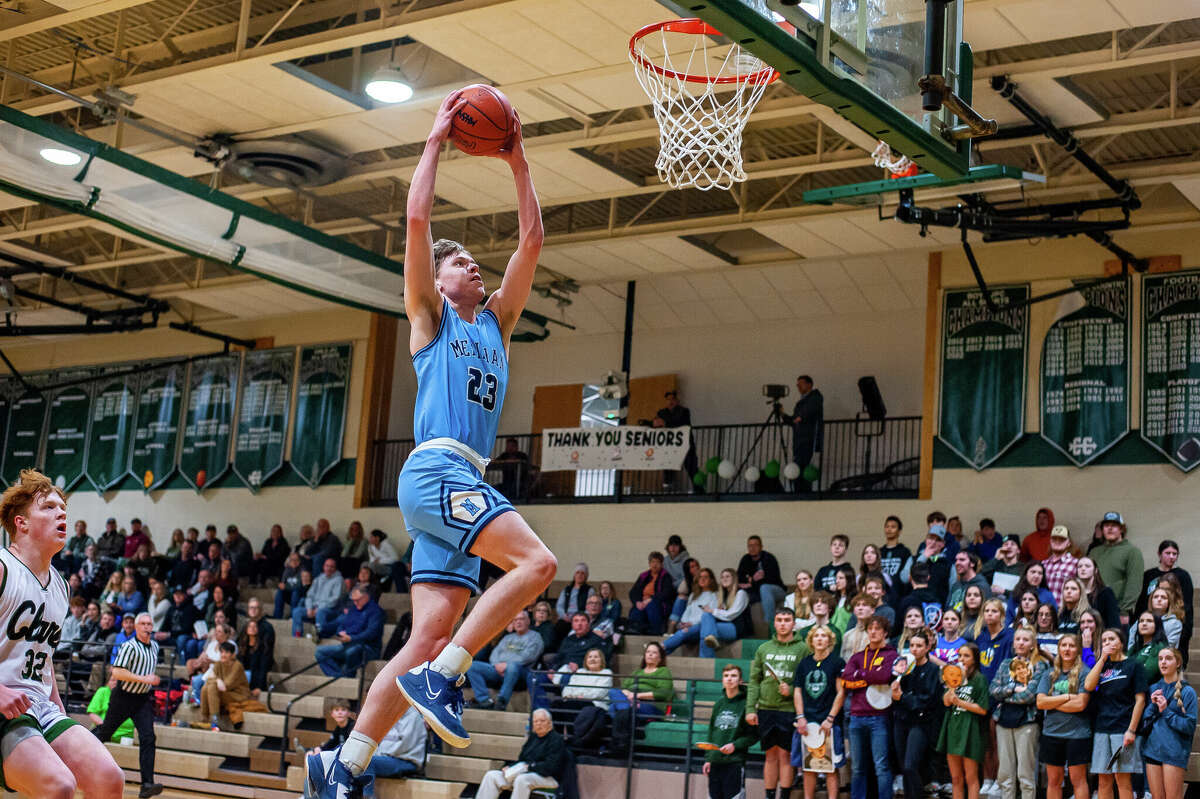 Meridian's Sawyer Moloy prepares to dunk during Thursday's game against Clare, March 2, 2023.