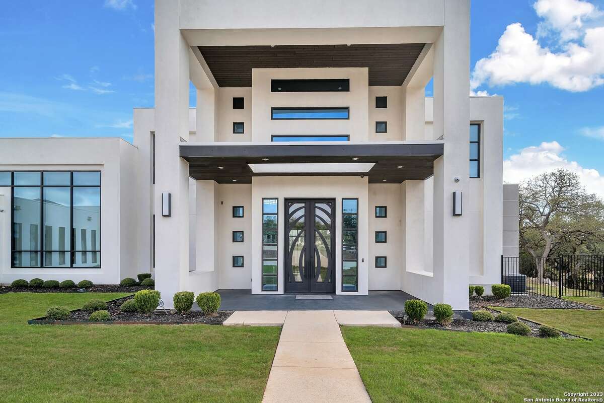 A 5,931-square-foot modern contemporary mansion in San Antonio has hit the market for $3.1 million.