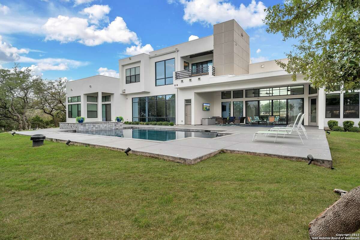 A 5,931-square-foot modern contemporary mansion in San Antonio has hit the market for $3.1 million.