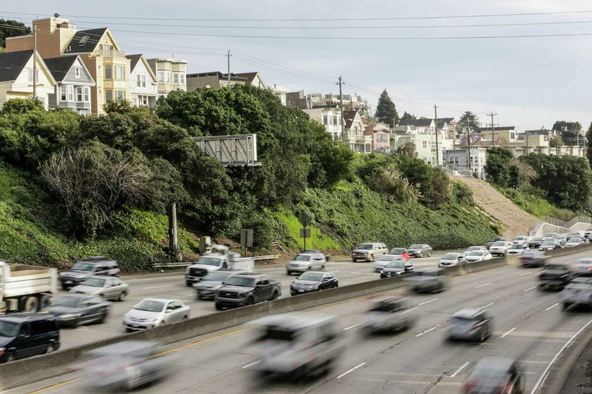 旧金山101号高速公路上的交通状况。在南旧金山380号州际公路和101号高速公路红木城惠普尔大道之间开通了新的收费快速车道。