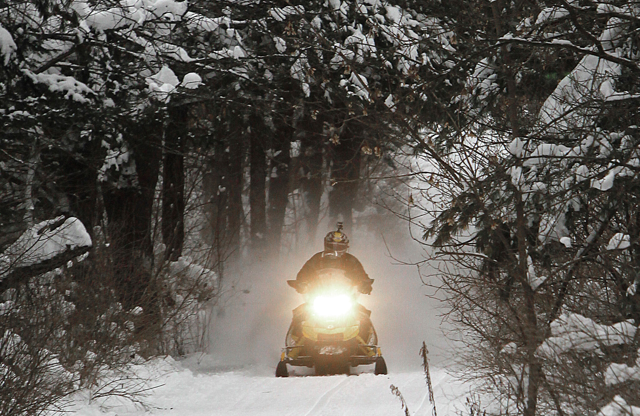 Wisconsin man dies in snowmobilegroomer crash in Michigan's U.P.