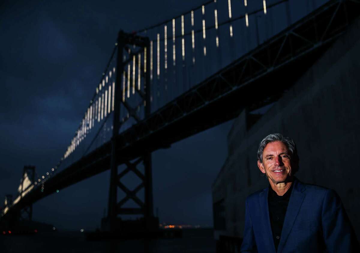 Illuminate创始人本·戴维斯(Ben Davis)计划在周日关闭海湾大桥上的巨型LED灯光秀“海湾之光”。戴维斯正在筹集资金更换旧的和坏的灯，这些灯已经变得太贵了，无法修复。