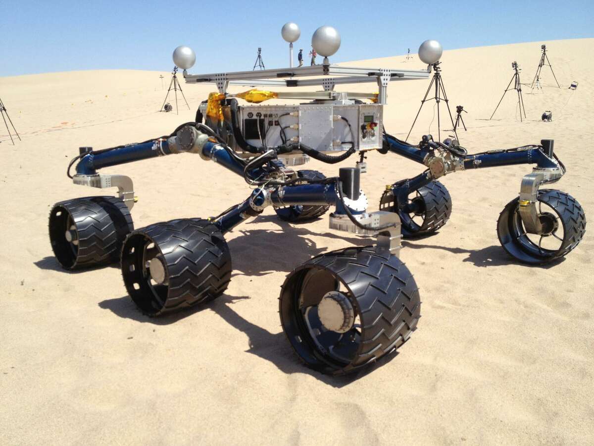 Teste o veículo Espantalho nas dunas de Dumont Dunes, fora do Parque Nacional do Vale da Morte.