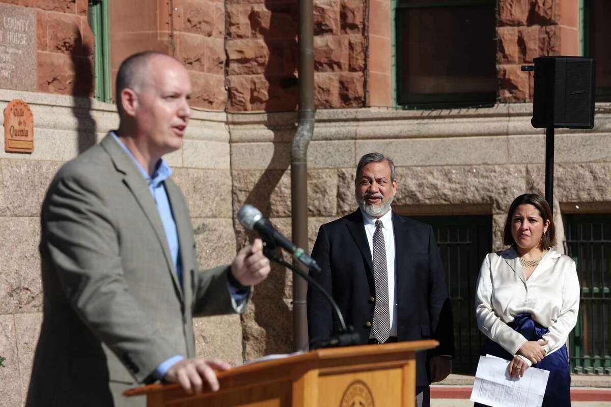 State District Judge Ron Rangel, center, and Probate Court 2 Judge Veronica Vasquez listen as Bexar County Facilities Management Director Dan Curry inaugurates new zones for dropping off and picking up visitors to the Bexar County Courthouse.