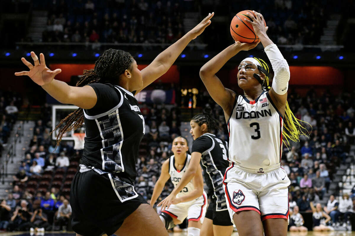 UConn Women Roll Past Georgetown In Big East Tournament