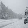2023年2月28日星期二，周一晚上，加利福尼亚州波洛克派恩附近的50号东行高速公路关闭了从波洛克派恩到迈耶斯的道路，在下雪的道路条件下，链条需要标志。