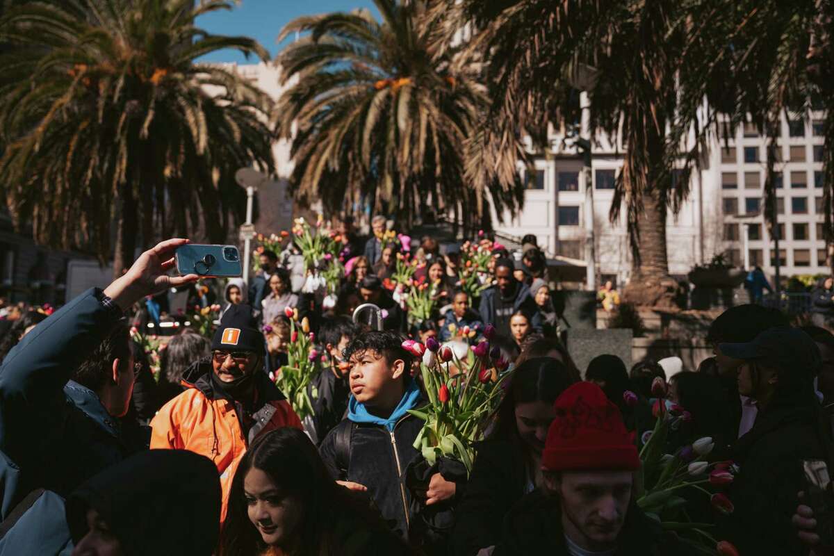 Flower Bulb Day tulip giveaway draws thousands to Union Square in S.F.