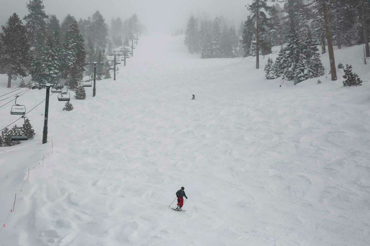 2月28日下午，在南太浩湖的天山度假村，电梯关闭后，滑雪者和滑雪板选手正在下山进行最后一次滑雪。