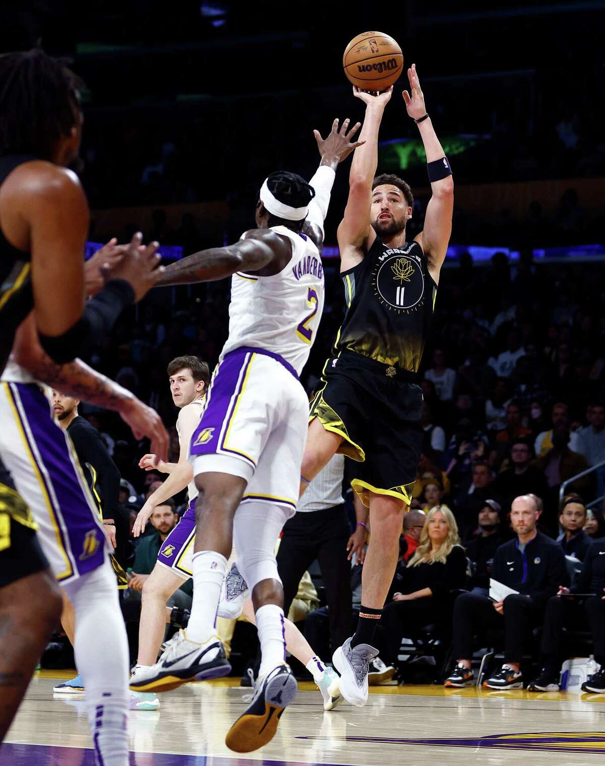 Klay Thompson, who had 22 points, launches a shot against Jarred Vanderbilt on Sunday in Los Angeles.