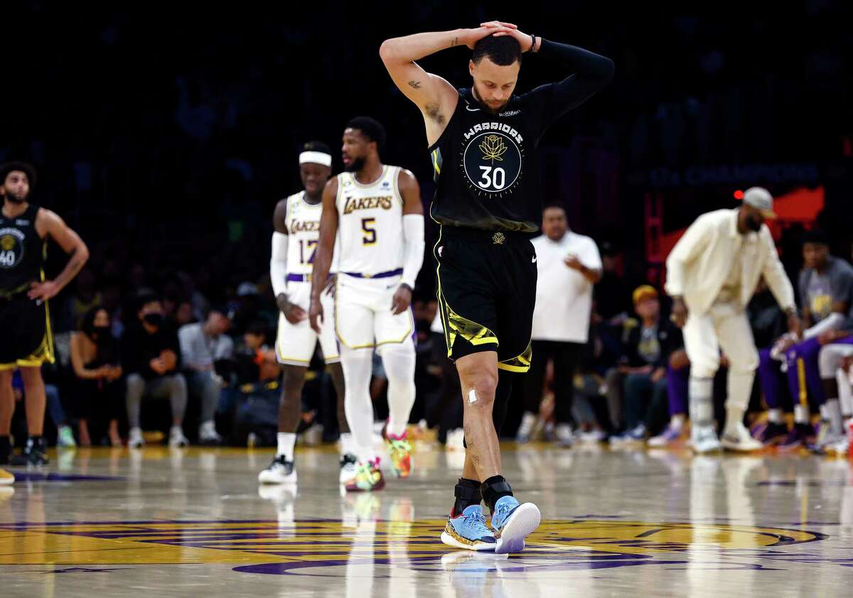 Stephen Curry had 27 points in his return to the Warriors, but Golden State lost to the Lakers in Los Angeles on Sunday.