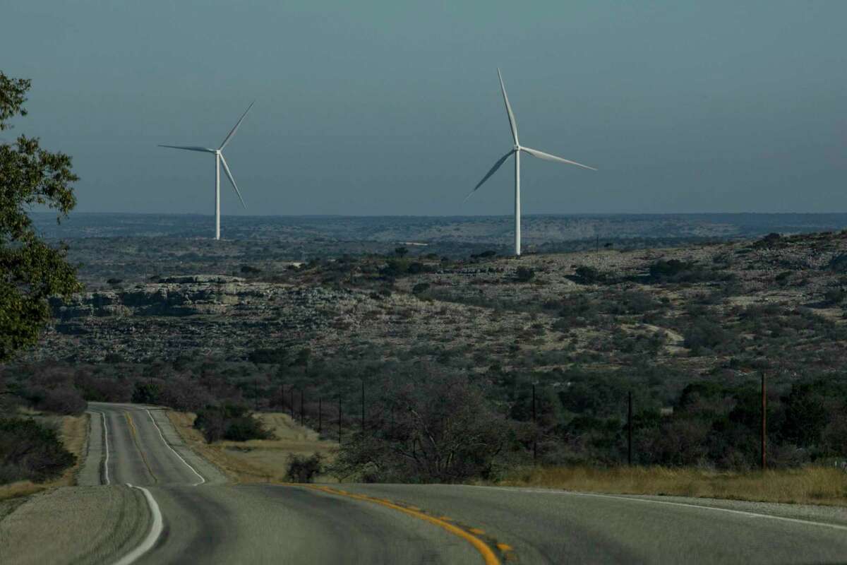 A reader doesn't sympathize with Val Verde County residents who oppose wind turnbines.
