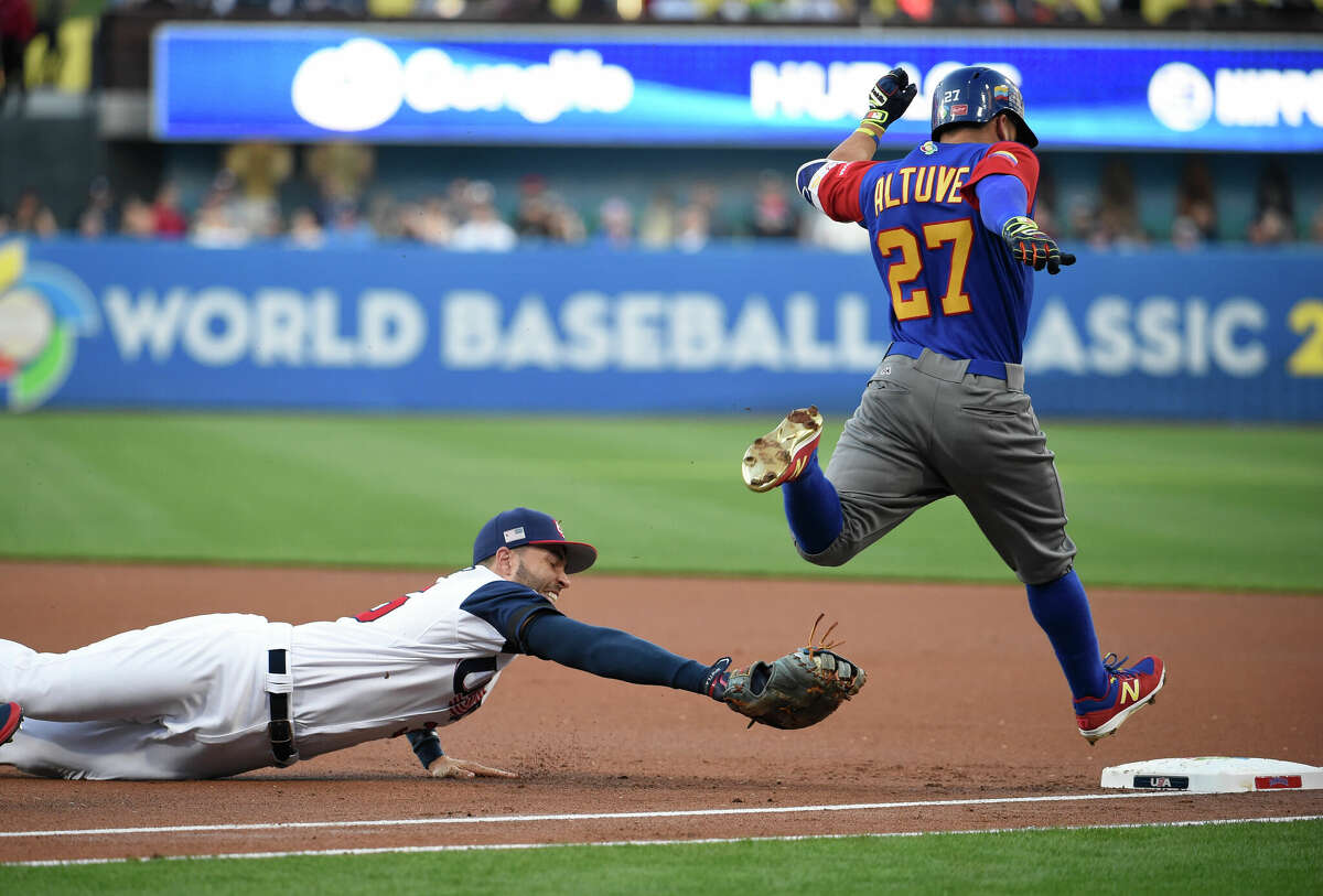 SAN DIEGO, CA - MARCH 15: Eric Hosmer #35 of the United States dives but can't make the tag on Jose Altuve #27 of Venezuela on a single during the first inning of the World Baseball Classic Pool F Game Two between Venezuela and the United States at PETCO Park on March 15, 2017 in San Diego, California. (Photo by Denis Poroy/Getty Images)