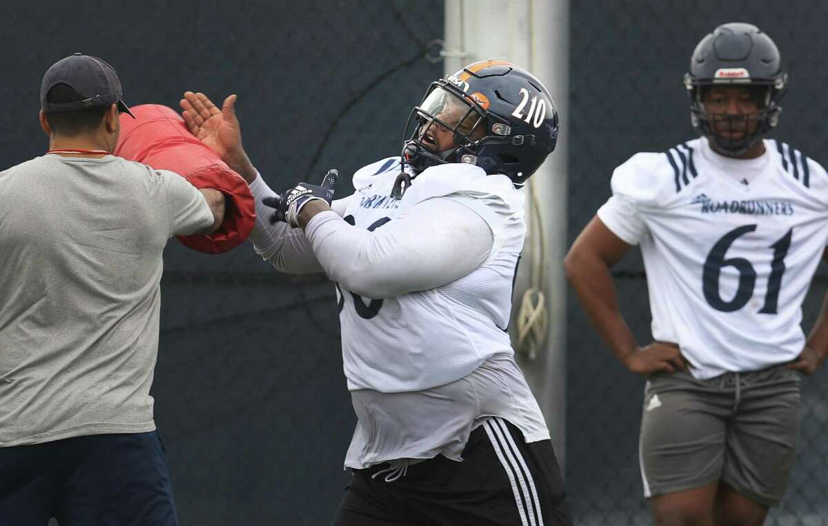 Defensive lineman Brandon Brown (center) works on drills as UTSA football holds its first spring practice on Monday, Mar. 6, 2023.