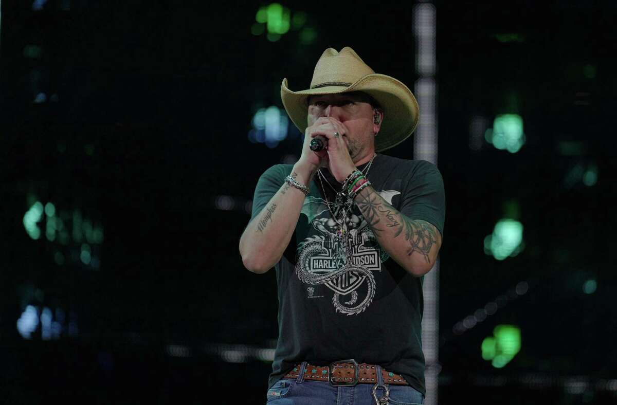 Jason Aldean at Houston Rodeo little bit country, lot of '80s rock