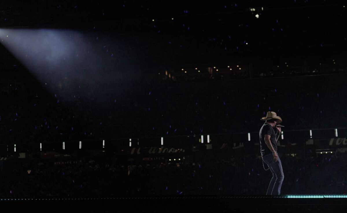 Jason Aldean at Houston Rodeo little bit country, lot of '80s rock