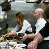 2017年1月29日，加利福尼亚州旧金山，夫妻厨师Laura和Sayat Ozyilmaz在他们的快闪餐厅“伊斯坦布尔现代”的厨房里工作。