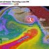 美国天气模型渲染的周四天气设置，菠萝快车流向一场将吸收其水分的风暴。随后，这场加剧的风暴将向南向加州移动，给加州大部分地区带来强风、暴雨和大雪。
