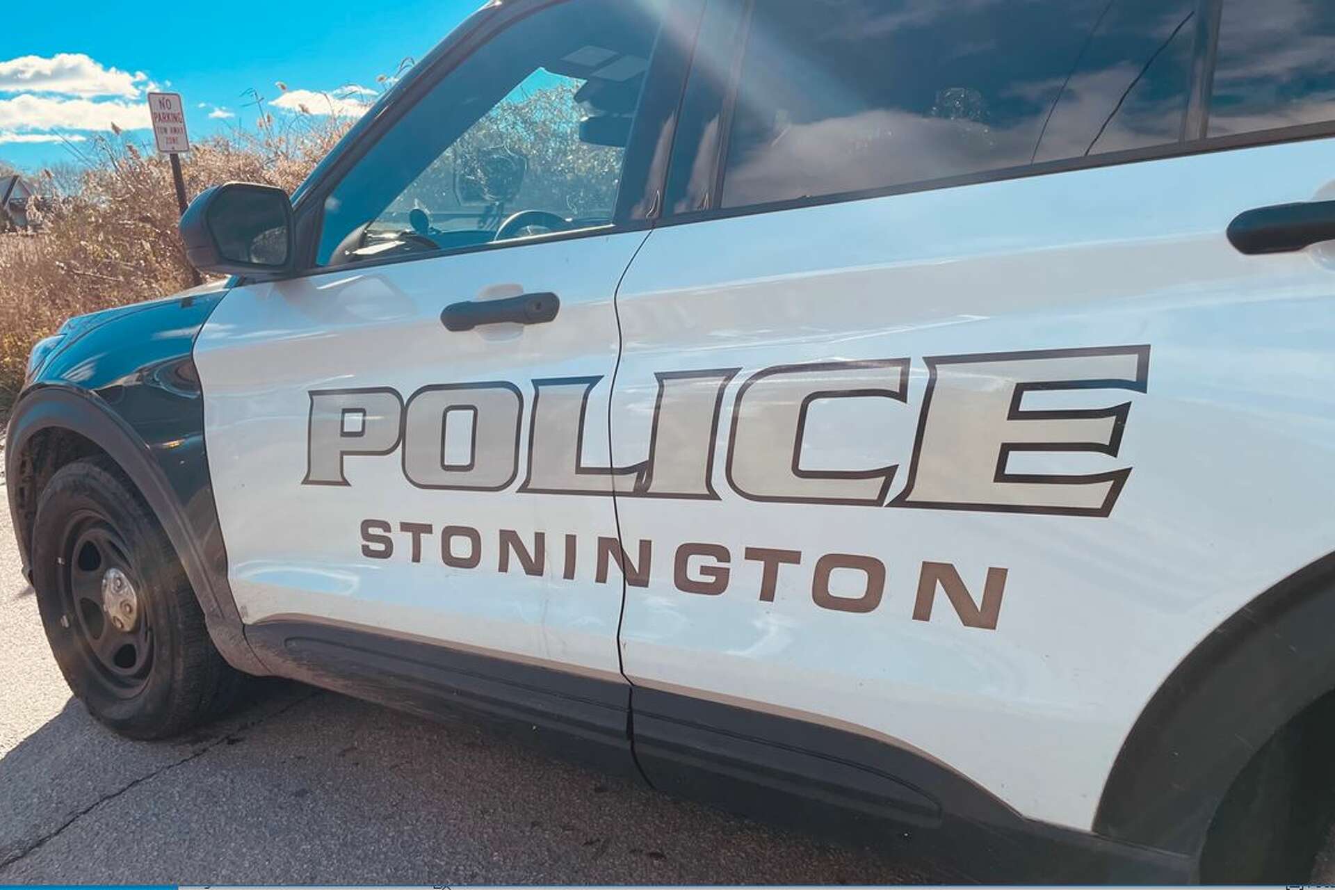 Suspect killed in Stonington crash while fleeing bank robbery Police