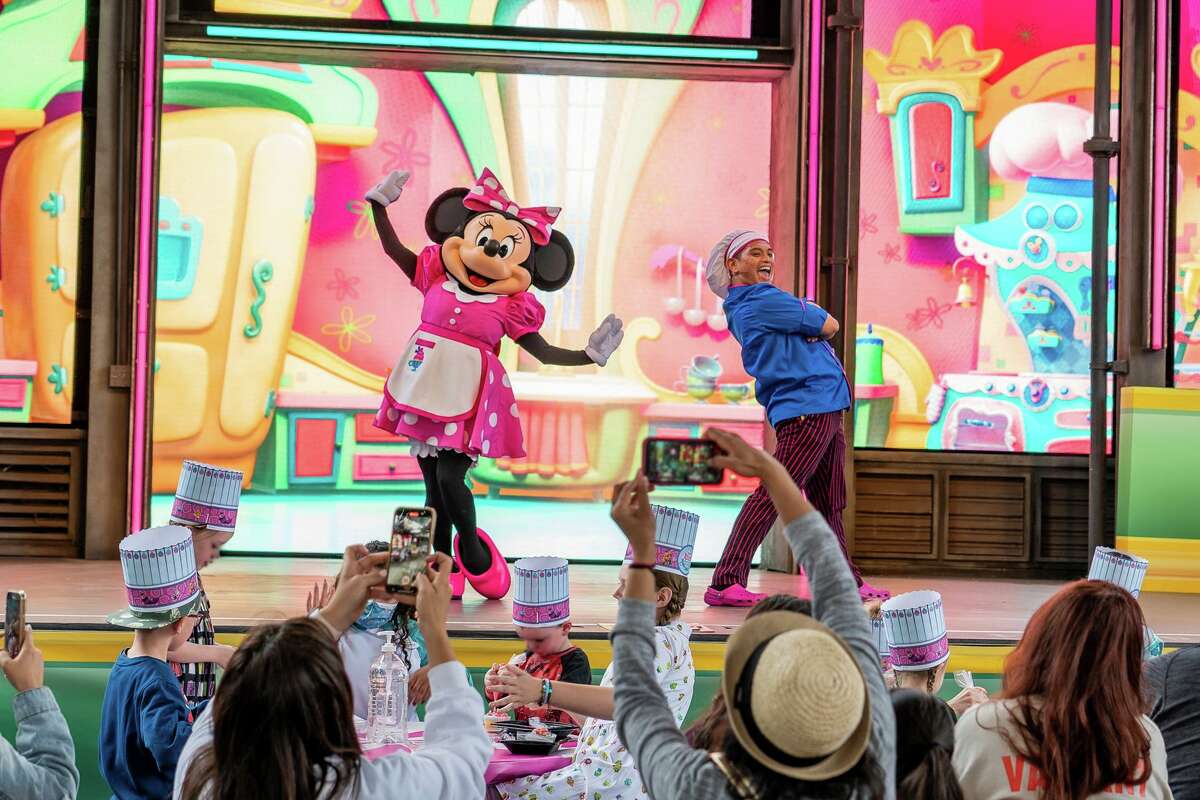 Minnie Mouse sorprende a los invitados en la fiesta de no cumpleaños de Alice's Wonderland Bakery.  El espectáculo regresa durante el Disney California Adventure Food & Wine Festival en el Disneyland Resort.