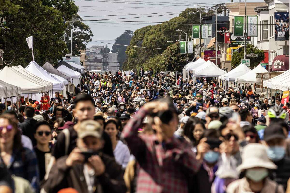 2022年9月17日(周六)，在美国加利福尼亚州旧金山里士满区，中秋节期间人们在克莱门特大街上。