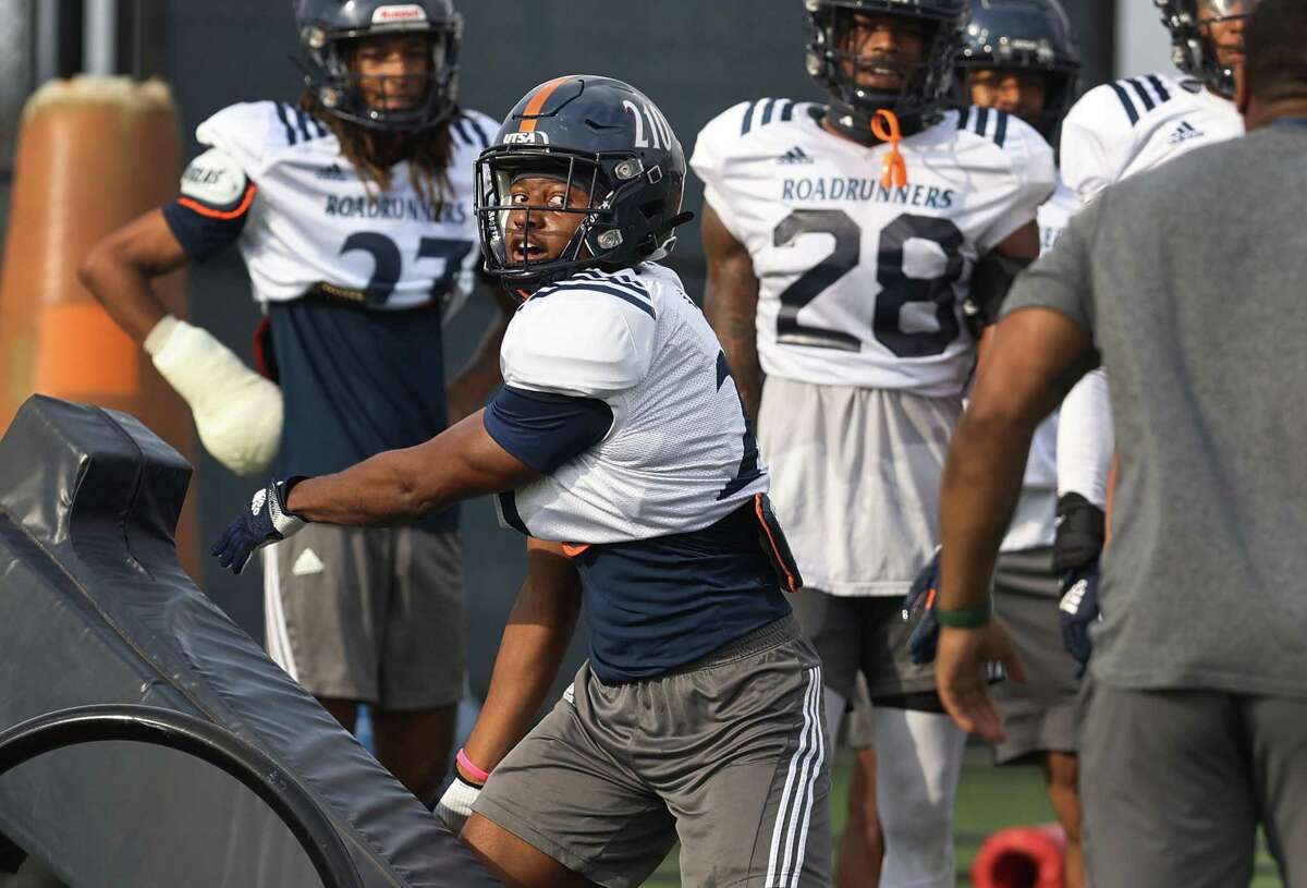 Defensive back Ken Robinson (21) participates in drills at the UTSA football spring practice on Thursday, Mar. 9, 2023.
