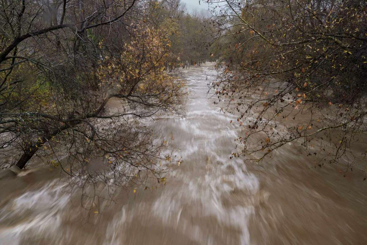 一月份的大雨过后，卡梅尔河的河水涨得很高。这条河，以及蒙特利县和圣克鲁斯县的其他几个低洼地区，在星期四袭击北加州的风暴中面临洪水的危险。