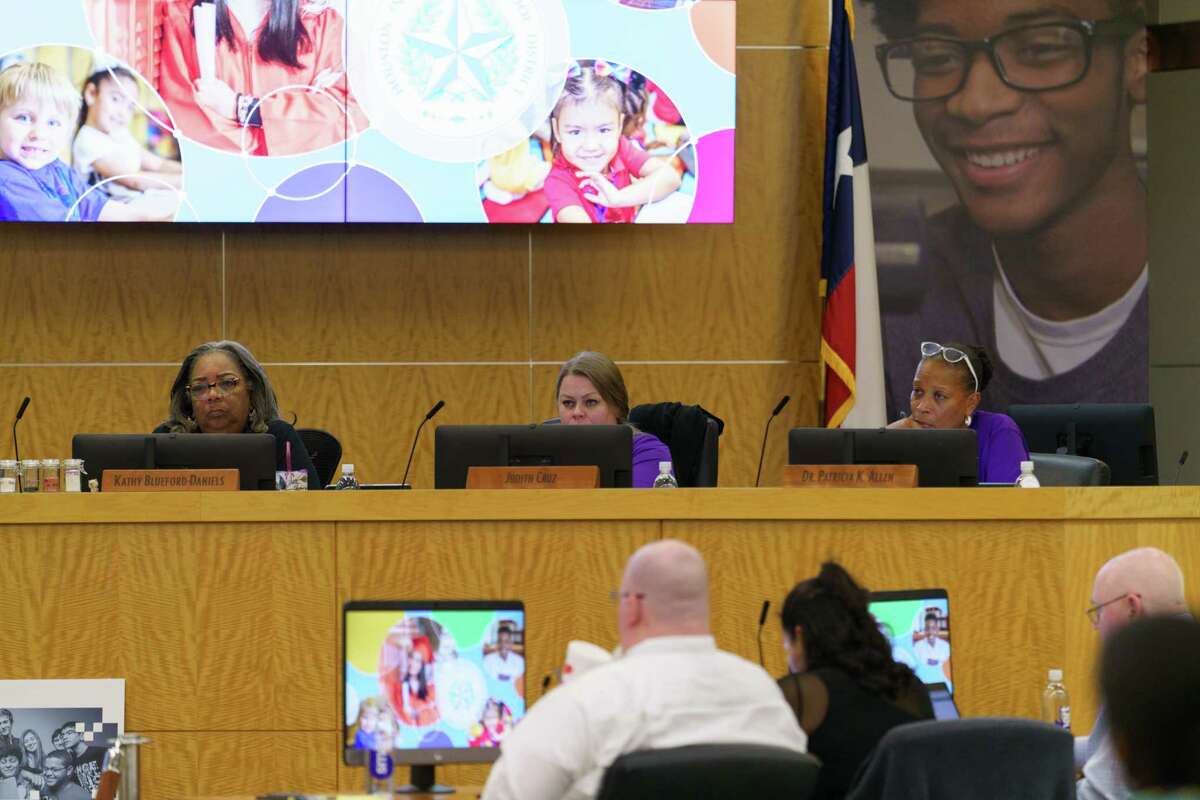 Story photo for Houston ISD's elected board will meet tonight in last regular meeting before TEA takeover