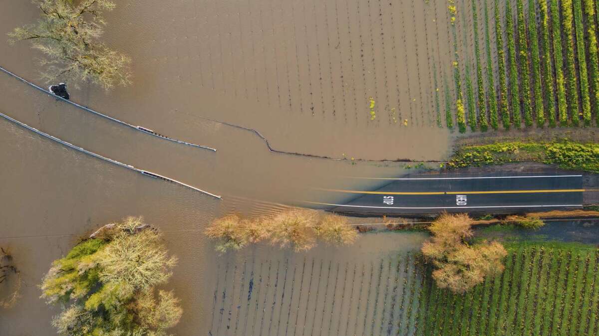 福里斯特维尔的维勒路是周五索诺马县关闭的几条道路之一。整个晚上的大雨给北湾地区带来了洪水。