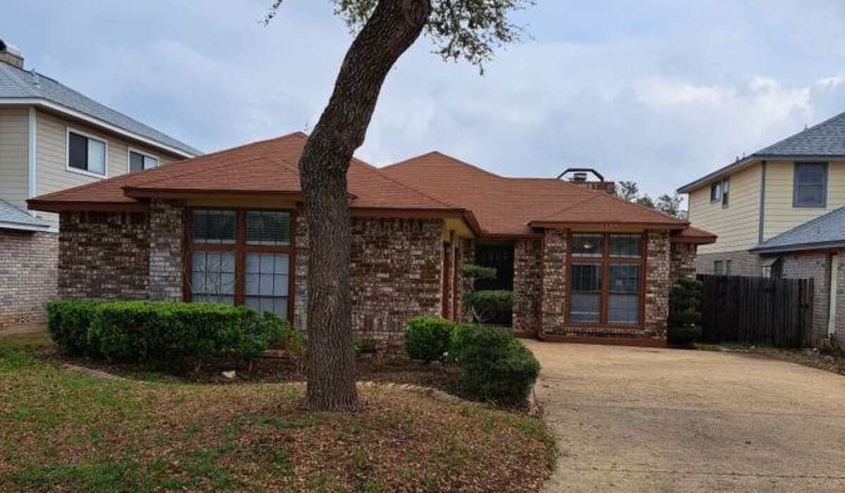 This week we head back to Stone Oak to look at this three-bedroom home. 