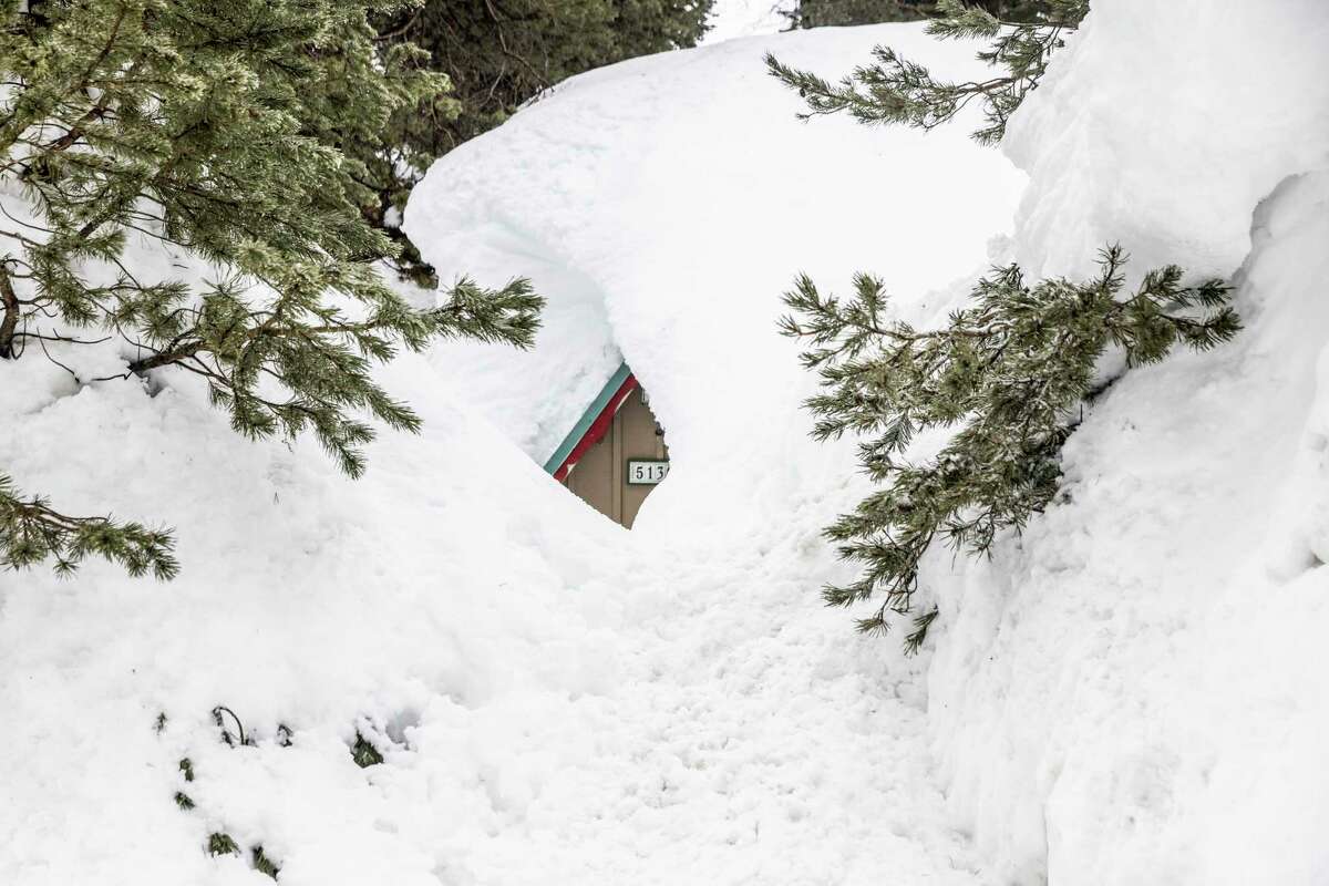 2023年3月10日星期五，加利福尼亚州金维尔市，一所被雪覆盖的房屋。