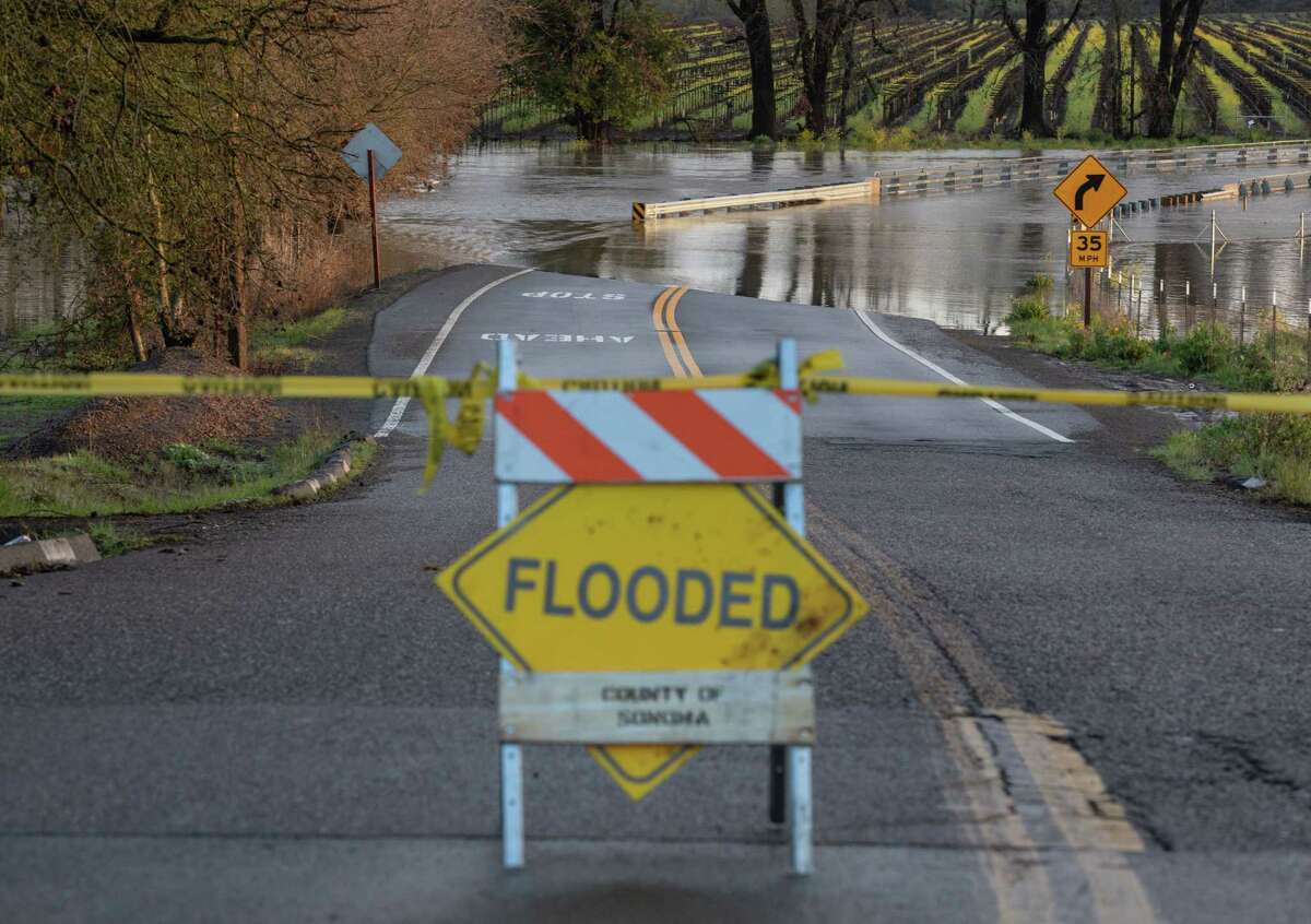 福雷斯特维尔的维勒路是2023年3月10日星期五索诺马县关闭的几条道路之一。整个晚上的大雨给北湾地区带来了洪水。