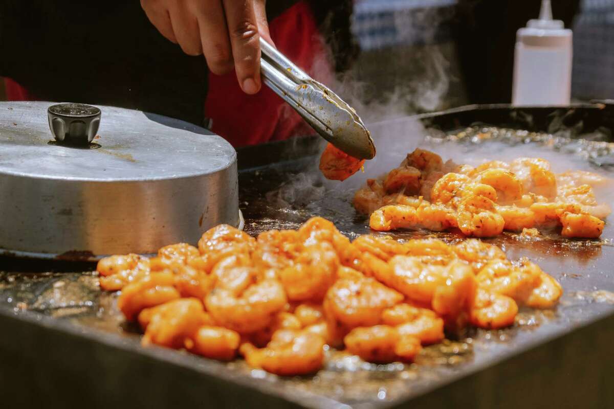 2022年，旧金山Gumbo Social餐厅，虾厨师在煎锅上为po' boy准备。这家秋葵汤快闪店即将开第一家餐厅。
