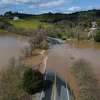 2023年3月10日星期五，加利福尼亚州福里斯特维尔的特伦顿-希尔兹堡路被洪水淹没。整个晚上的暴雨给北湾地区带来了洪水。