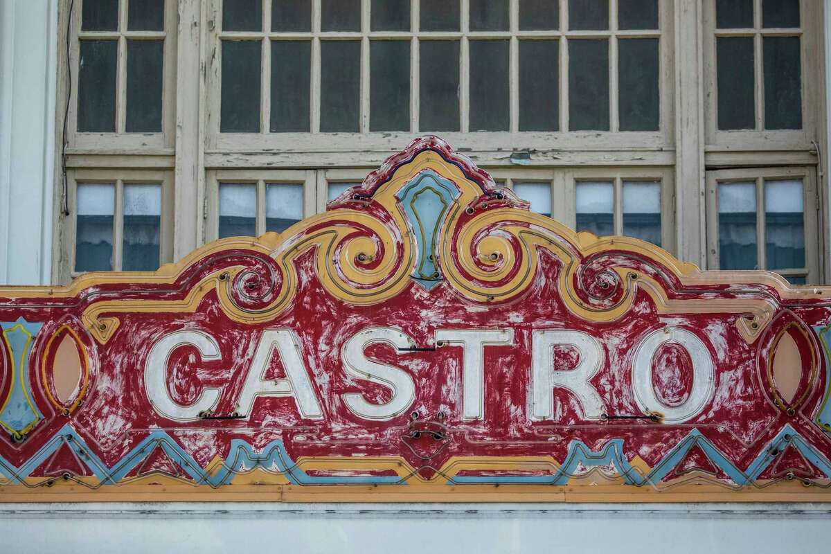 يقول مبرمج مسرح كاسترو الجديد إنه ملتزم بعروض الأفلام وفناني LGBTQ + والتوظيف المحلي والترويج للأعمال التجارية المجاورة. 
